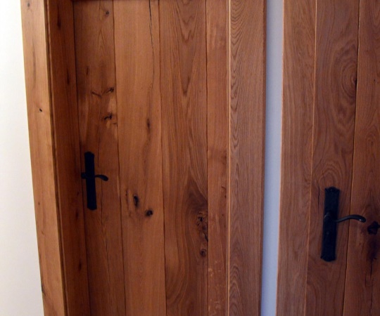 Fošnové vnitřní dveře svlakované, obložková zárubeň, dubové dřevo, drásané, nátěr olejem, kovaná klika