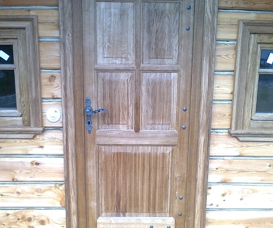 Dveře vchodové, jednokřídlé kazetové, rámová zárubneň s obložkou, dubové, drásané, nátěr olej