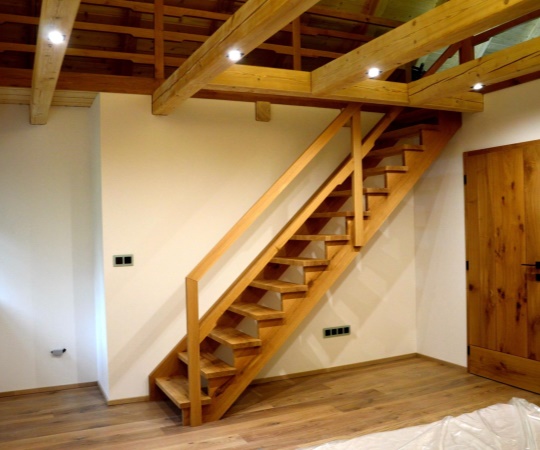Samonosné přímé schodiště na hambalka, včetně zábradlí a galerií s vodorovnou výplní, dubové dřevo, drásané, nástřik lakem s natur efektem.