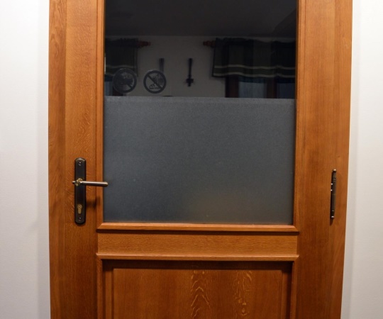 Kazetové prosklené vnitřní dveře v obložkové zárubni, dubové dřevo, nástřik mořidlo a lak s natur efektem.Klika Dáša