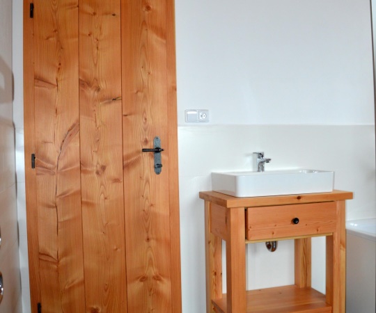 Koupelnový stolek se zásuvkou, vyroben ze dřeva borovice douglasky, drásaný, nátěr olejem. 800x780x450 (š*v*h)