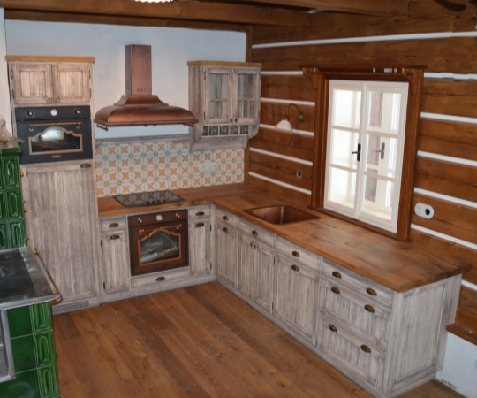Stylová kuchyň, vše viditelné smrkové dřevo, bílá patina, korpusy lamino. Pracovní deska dub katrovaný, nátěr olejem. Rustikální spotřebiče SMEG.