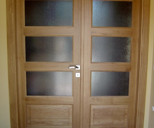 Dveře interierové, dvoukřídlé, kazetové prosklené, obložková zárubeň, dubové, nástřik transparentní lak