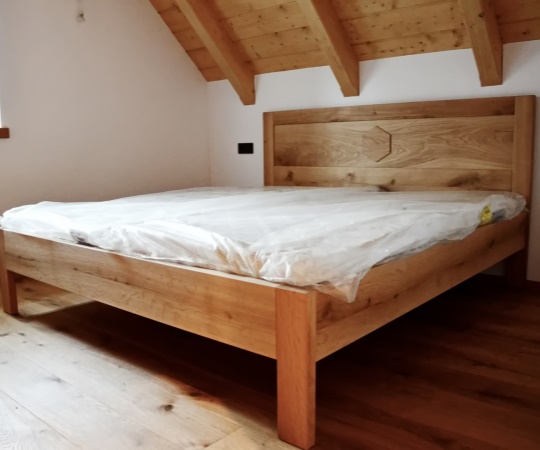 Manželská postel 1800x2000, dubové dřevo, drásané, nástřik lakem s natur efektem. Na čele motiv hexagon.