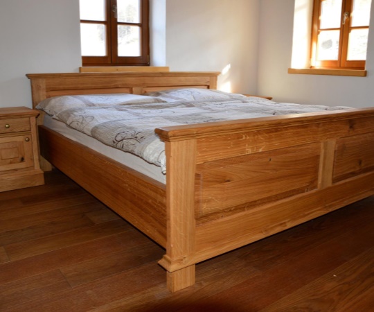 Manželská postel, dubové dřevo, drásané, nastřik transparentním supermatným lakem.