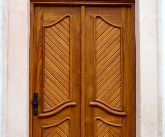 Replika původních vstupních dveří s obmněnou dřeviny a barvy. Dubový masiv, drásaný, nátěr lazurou.