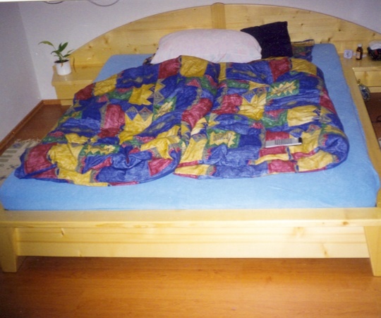 Manželská postel, smrkový masiv, nástřik transparentní lak