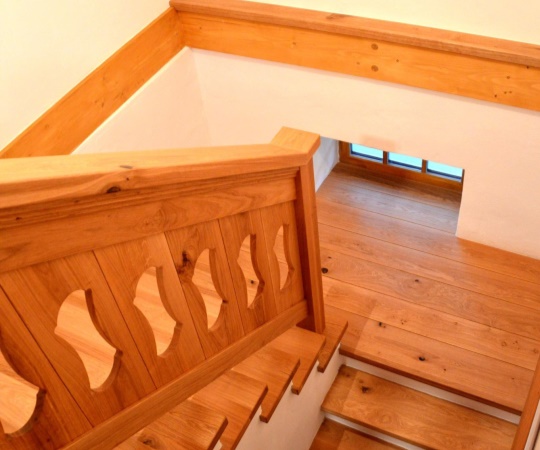 Obklad schodišťě včetně zábradlí, drásaný dub, olejované.