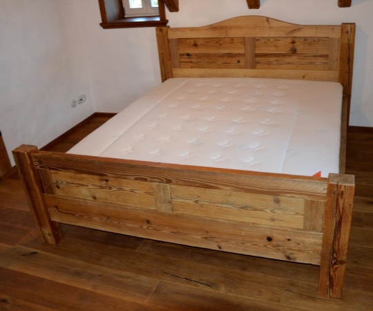 Manželská postel, vyrobená ze starého smrkového dřeva, kde viniká lety získávaná krása a šrámy. Nástřik supermatným lakem.