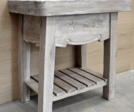 Koupelnový stolek pod umyvadlo 750x750x450 (š*v*h), provedení dubový masiv, drásaný, nátěr bílá patina. Ruční řezby se symboly posvátné geometrie