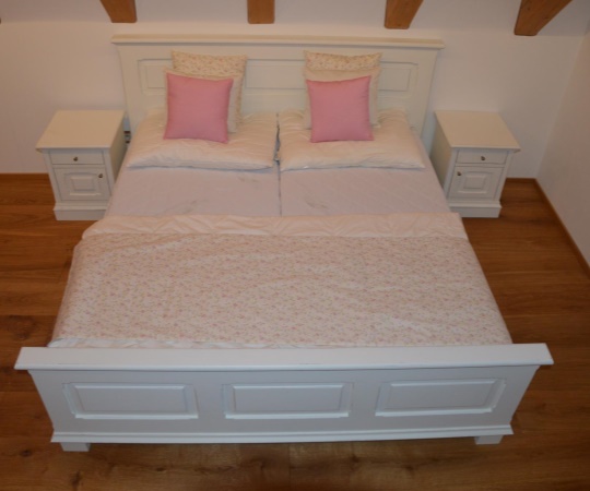 Manželská postel, dubové dřevo, nastřik krycí bílou barvou, patinované. 