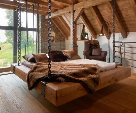 Rustikální dubová postel zavěšená na kovaných řetězech, katrovaná, drásaná, tesaná, nátěr olejem.