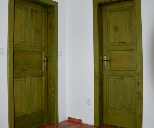 Dveře jednokřídlé, kazetové, včetně obložkové zárubně, dubový masiv, mořené, zelená, nástřik lak s natur efektem. Klika Dáša