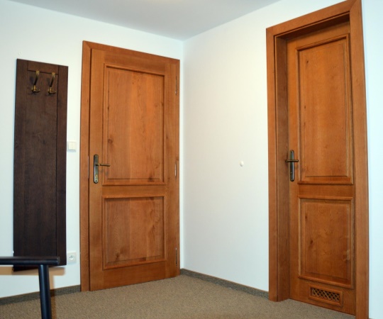 Kazetové vnitřní protipožární a standartní dveře v obložkové zárubni, dubové dřevo, nástřik mořidlo a lak s natur efektem. Klika Dáša