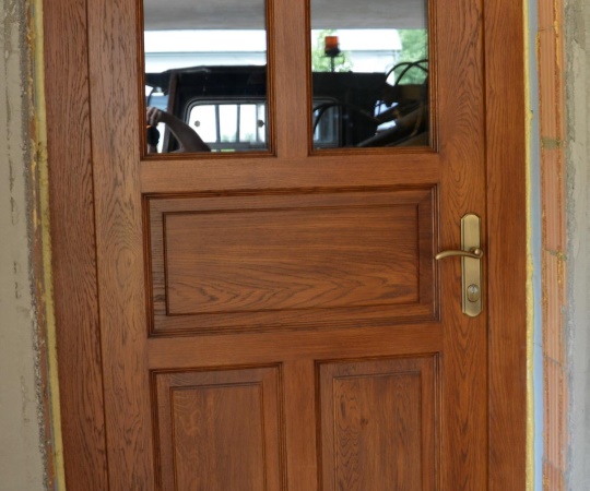 Dveře vstupní, kazetové, v rámové zárubni, dubové dřevo, nátěr lazurou.