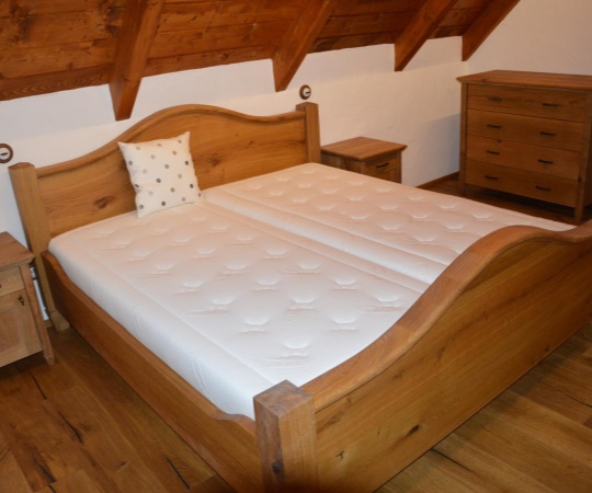 Manželská postel s obloukovým čelem, noční stolky a komoda, dubové dřevo. Drásaná, chemicky zbarvená, nátěr olejem.