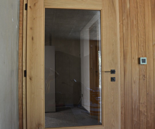 Dveře jednokřídlé rámové se sklem v obložkové zárubni. Dubové dřevo, drásané, nástřik lakem s natur efektem. Klika Terry
