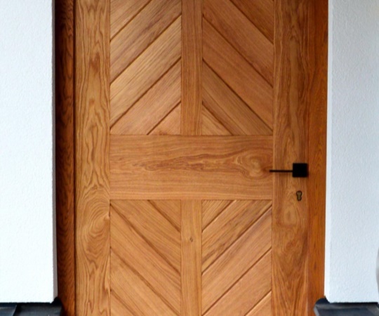 Dveře vstupní jednokřídlé, prkna do kosočtverce, rámová zárubeň, vícebodový zámek, dubové dřevo, nátěr olejem.