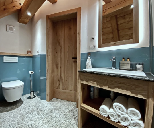 Moderní koupelnový stolek včetně zrcadla, z dubového dřeva, drásaný, nástřik lakem s natur efektem. Vrchní deska žula NERO ASSOLUTO ZIMBABWE se štípanou hranou.