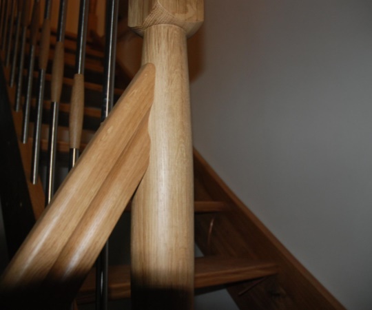Samonosné dubové schodiště ve tvaru "L" lomené, nástřik transparentní lak.