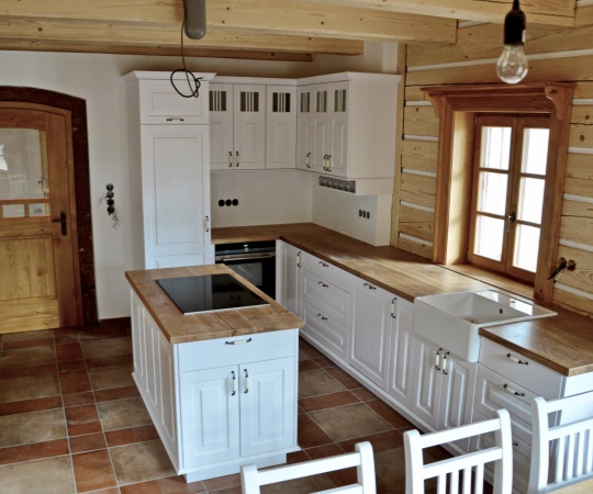 Kuchyň, korpusy lamino, pohledové části smrkové dřevo s bílým nástřikem, pracovní deska dubové dřevo nátěr olej