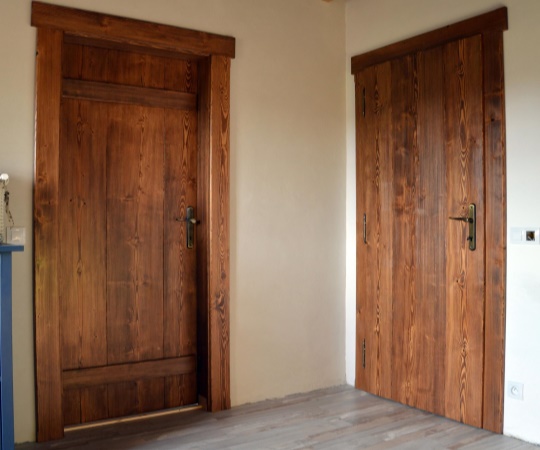 Fošnové vnitřní dveře svlakované, obložková zárubeň, smrkové dřevo, drásané, nátěr olejovou lazurou OSMO.