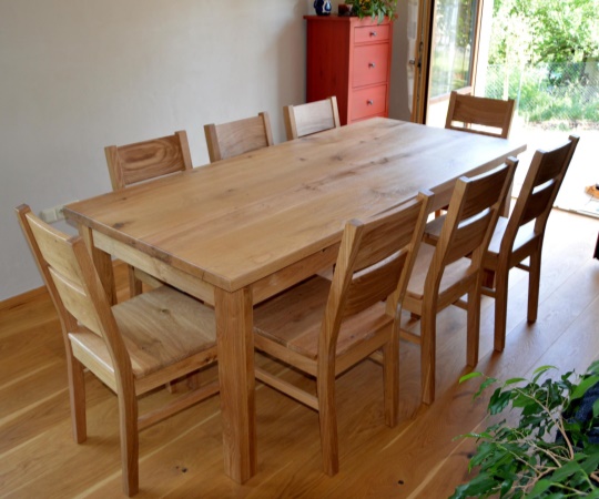 Jídelní sestava, vše čepované, stůl 900x2000 a židle. Celomasivní, dubové dřevo s bohatou kresbou, drásané, nátěr olejem.