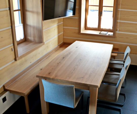 Jídelní stůl 1000x2100 s rohová lavicí, vše čepované s přírodní hranou, dubové dřevo, drásané, nástřik natur lak.