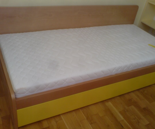 Rozkládací dětská postel, buková dýha, kombinace krycí žluté barvy, a transparentního laku