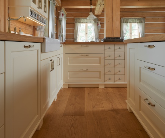 Kuchyň korpusy lamino, pohledové části smrkové dřevo s bílým nástřikem, pracovní deska dubové dřevo nátěr olej
