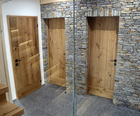Fošnové vnitřní dveře v rámové a obložkové zárubni z dubového dřeva.