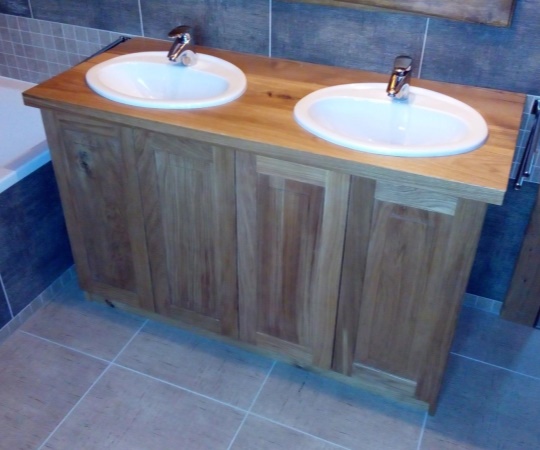 Dubový koupelnový stolek pod umyvadla, tesaný a drásaný, povrchová úprava, nátěr olejem. 1300x800x600 (š v h)
