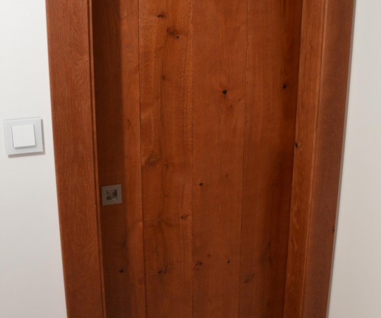 Fošnové vnitřní dveře posuvné do pouzdra, obložková zárubeň, dubové dřevo, drásané, mořené, nástřik supermatný lak.