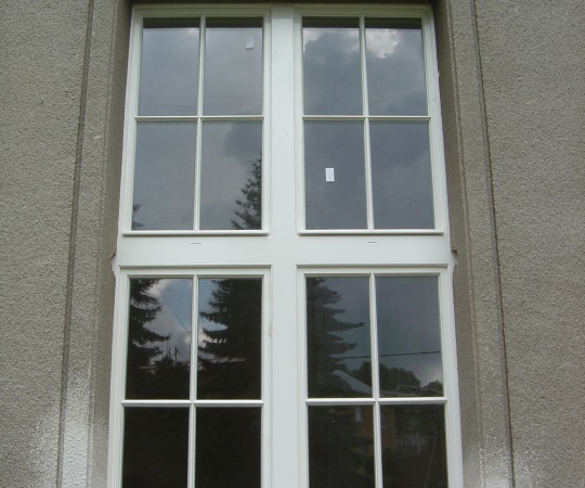 Špaletová okna vícekřídlá s poutcem a sloupcem v památkovém objektu, smrkový masiv, nátěr krycí barvou.