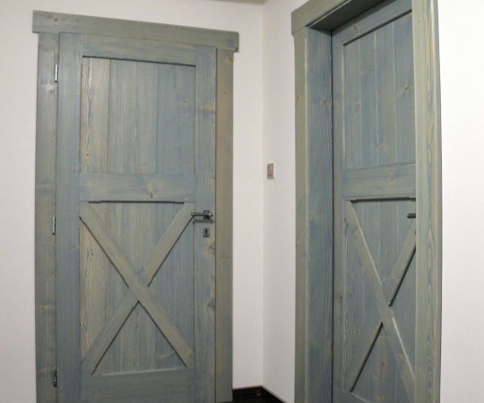 Dveře vnitřní kazetové s křížem v obložkové zárubni, smrkové dřevo, drásané, nátěr lazurou OSMO