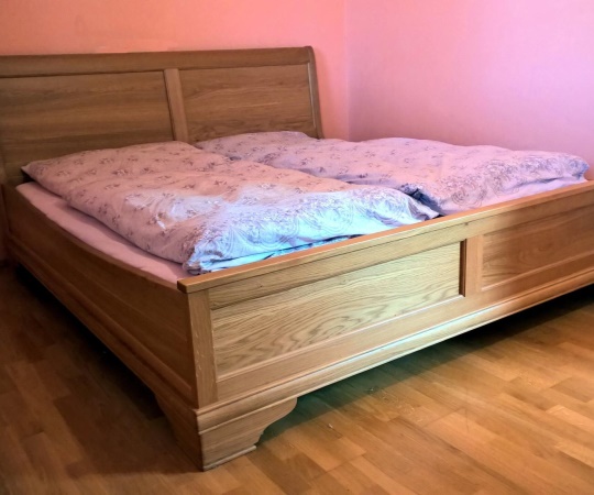 Manželská postel, dubové dřevo. nástřik transparentní lak