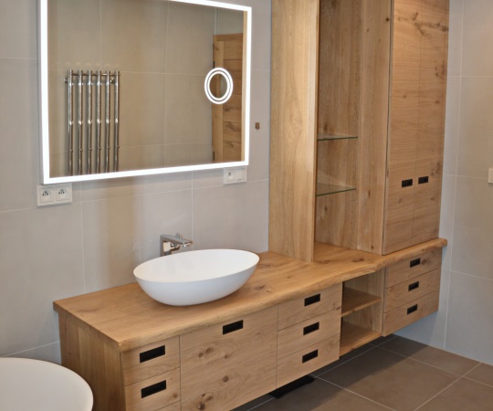 Koupelnová sestava s přírodní hranou na vrchní desce, dubové dřevo, nástřik lakem s natur efektem.