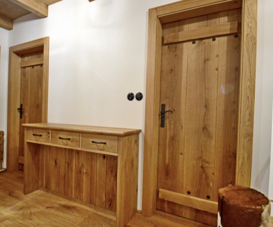 Elegantní komoda, spíše možná stolek, navržený k zakrytí rozdělovače podlahového topení, který zároveň nabízí praktický úložný prostor. Je vyroben z masivního dubového dřeva, povrch je jemně drásaný a ošetřen přírodním olejem.