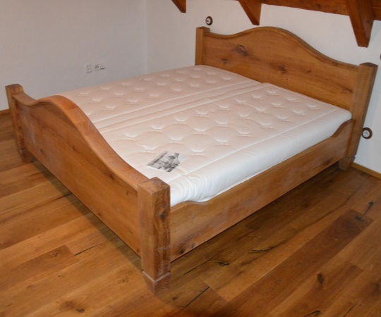 Manželská postel s obloukovým čelem, dubové dřevo. Drásaná, chemicky zbarvená, nátěr olejem.