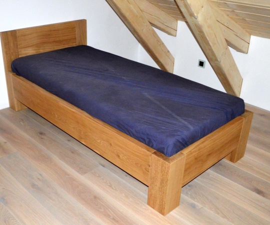 Moderní postel 900x2000, dubové dřevo, drásané, nástřik lakem s natur efektem.