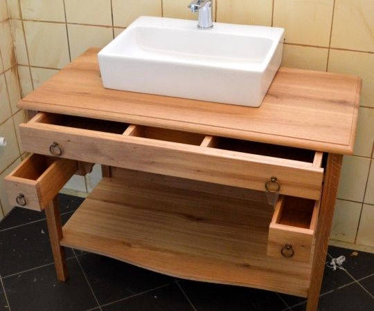 Koupelnový stolek pod umývadlo, vyrobený z dubového dřeva, nátěr olejem. 1000x850x500 (š*v*h)