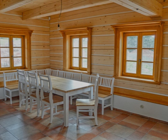Jídelní stůl 1000x2000, židle a rohová lavice, podnoží čepované, bukové dřevo s bílým nástřikem, vrchní deska stolu a sedáky dubové dřevo nátěr olej