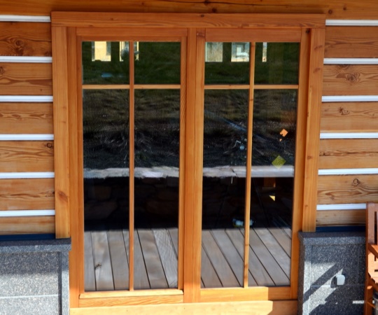 Balkónové dveře posuvné s obložkou, profil 78 s trojsklem, dřevina douglaska, drásané, nátěr olejem.