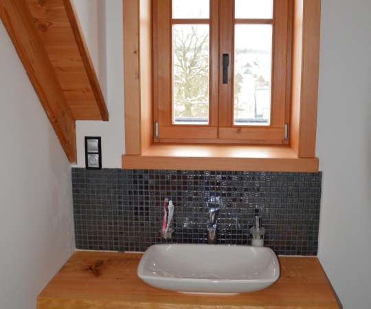 Koupelnový stolek "fošna" trčící ze stěny, dřevo borovice douglaska, drásané, nátěr olejem.