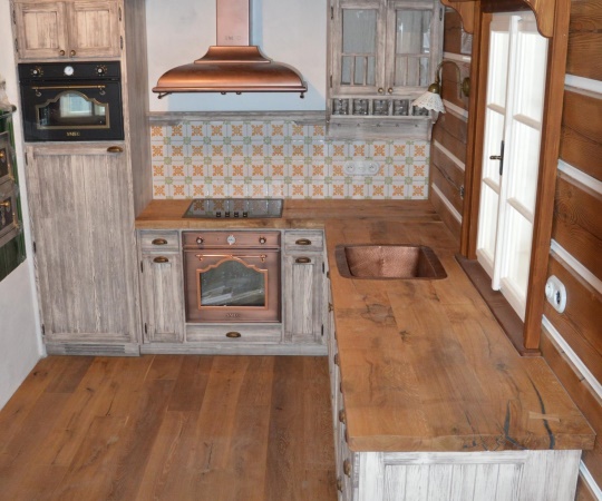 Stylová kuchyň, vše viditelné smrkové dřevo, bílá patina, korpusy lamino. Pracovní deska dub katrovaný, nátěr olejem. Rustikální spotřebiče SMEG.