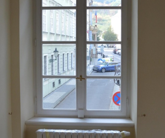 Okno dvoukřídlé imitace historického s dvojsklem, smrkové dřevo, nátěr krycí barvou.