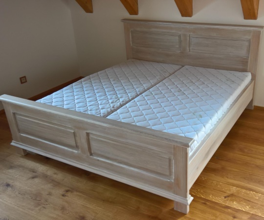 Manželská postel, dubové dřevo, nastřik vytíraná bílá a transparentní supermatný lak.