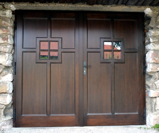 Garážová vrata, okénka, smrkové dřevo, nástřik silnovrstvou lazurou.