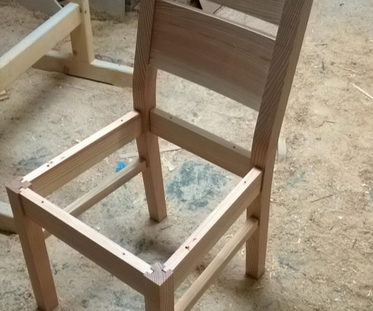 Polotovar židle v průběhu výroby, kontrolní sestavení židle bez slepení