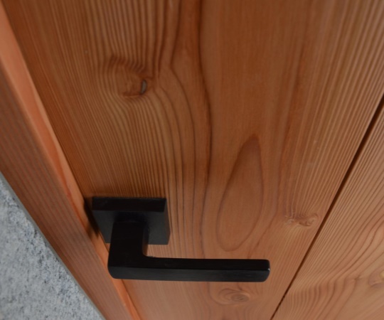 Detail kliky a kresby dřeva vstupní dveře